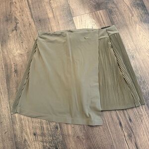 Nike Women  NWT Tennis Golf Lined Skirt Wrap around look with pleated accent Med